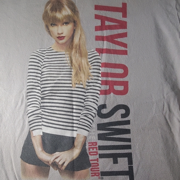 Taylor Swift the red tour shirt - Picture 2 of 4